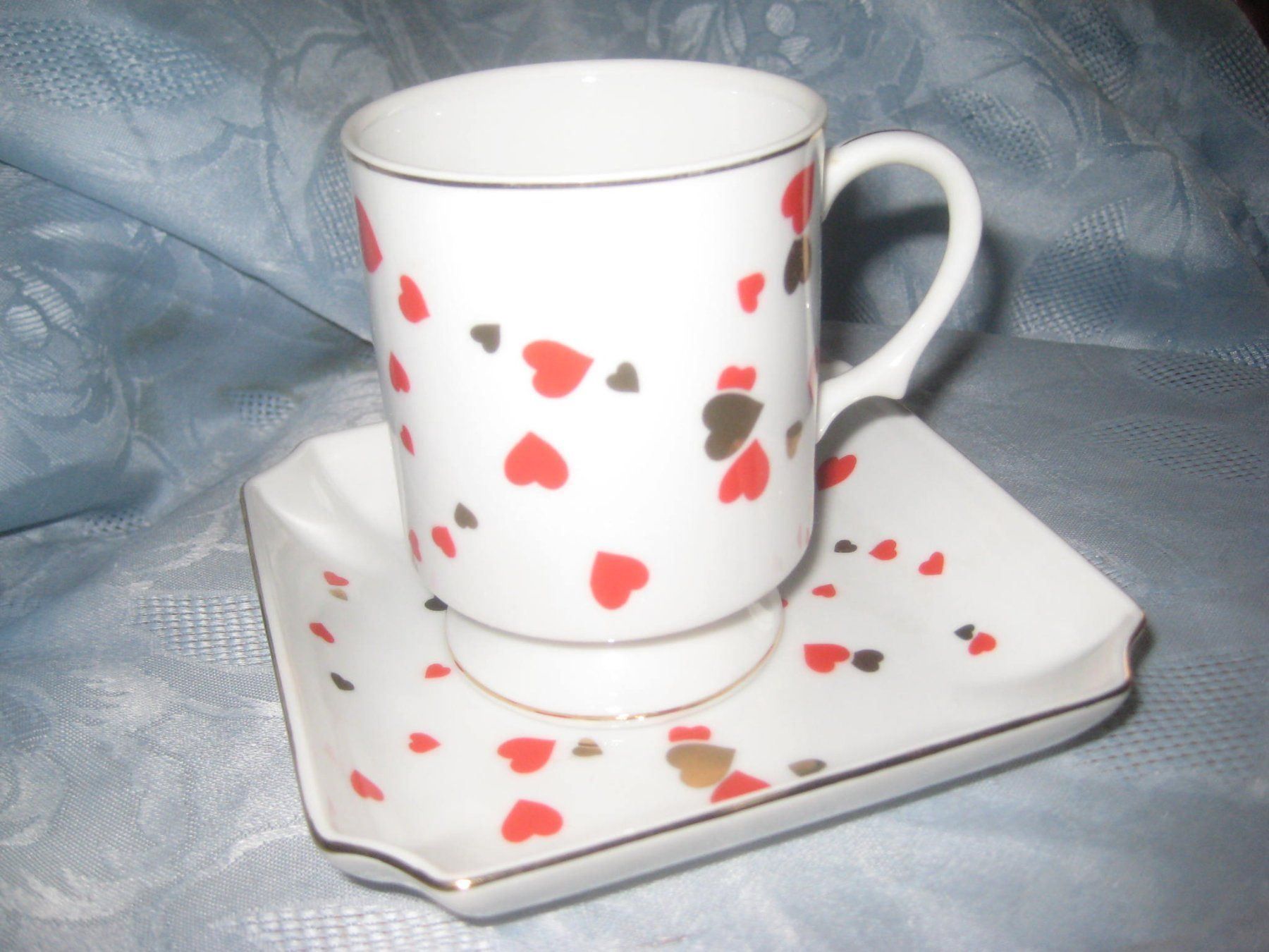 Tassen: TASSE UND  TELLER  MIT HERZCHEN – Neu (gemäss Beschreibung) aus Uster von flocke1