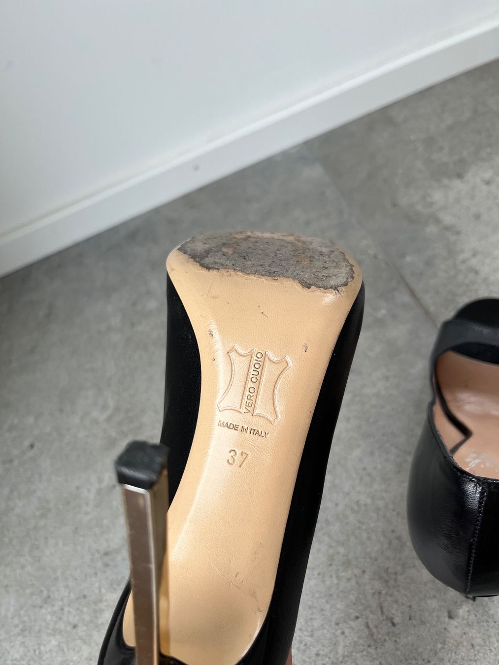 Scarpe da donna: Offene Leder Pumps Gr. 37 schwarz – Usato da Ebmatingen venduto da Londoner18 2