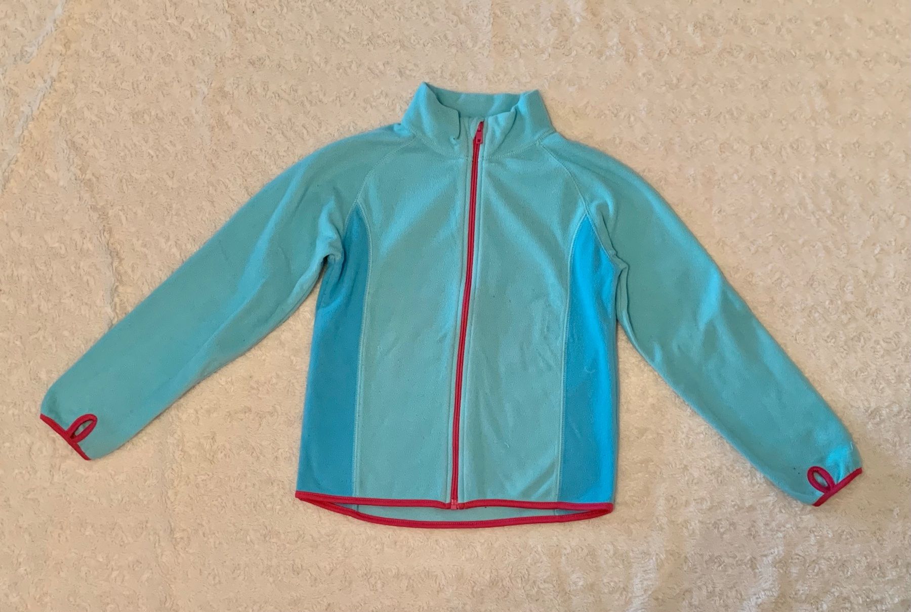 H&M Lotti & Set di vestiti: Paket Gr. 122/128 mit Fleecepullis, Trainerhose & Leibchen – Usato da Emmenbrücke venduto da little.treasures 1