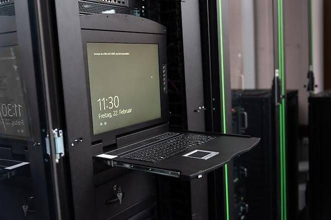Racks & Cavalletti: Rack Server Monitor / Mouse / Keyboard – Usato da Basel venduto da landretta08 1