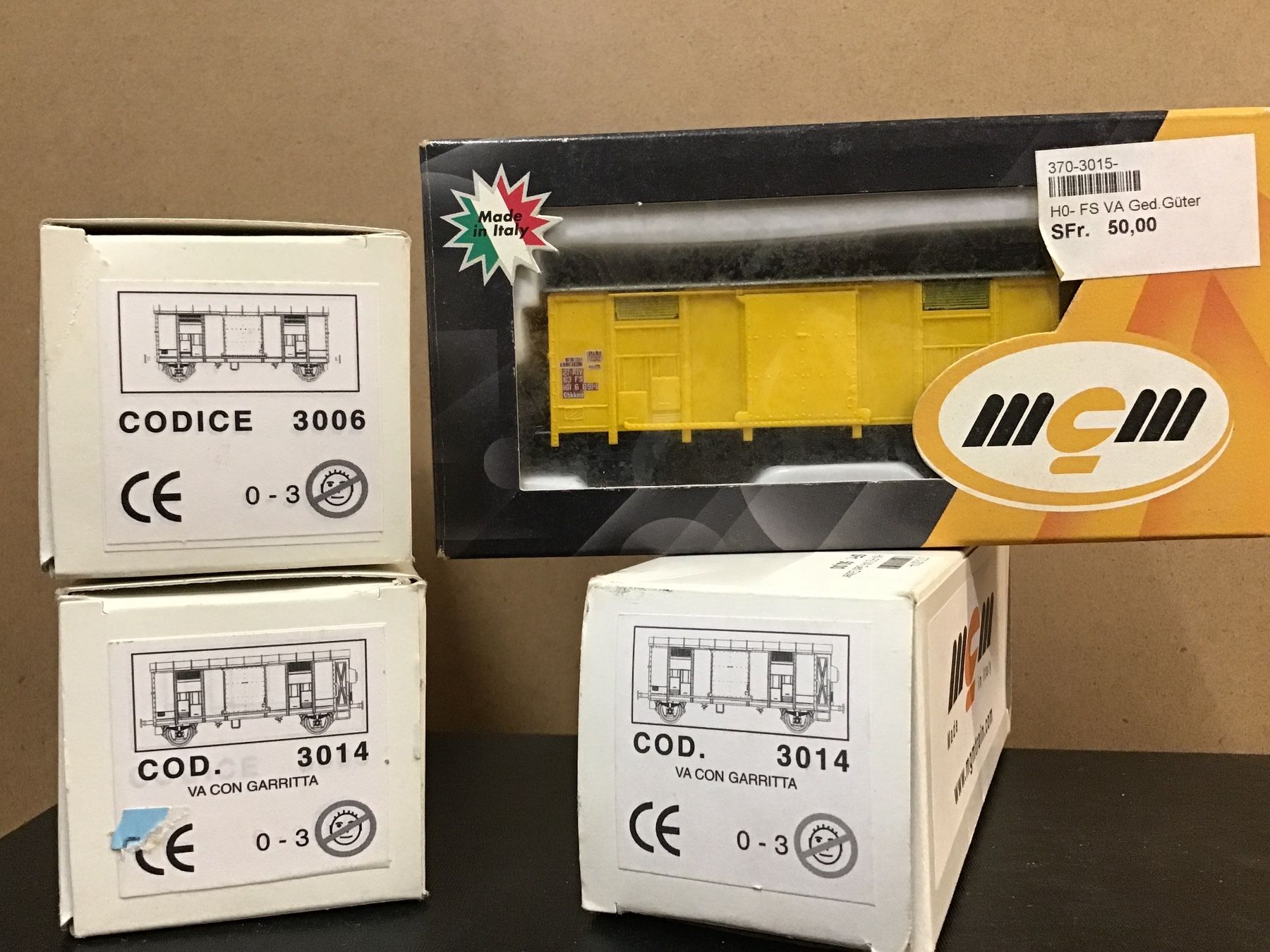 Modellini di ferrovie: 3x M.C.M. Güterwagen HO +1 gelben – Nuovo e nell'imballaggio originale da Männedorf venduto da Modelle-aller-Art