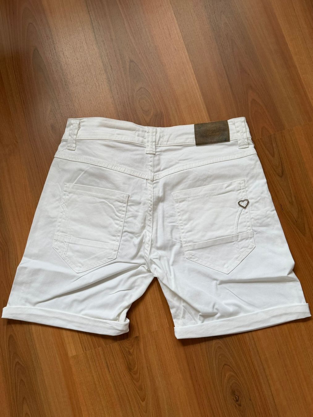 Please Jeans Pantaloni: Shorts von Please – Usato da Burgdorf venduto da Bizeli 1