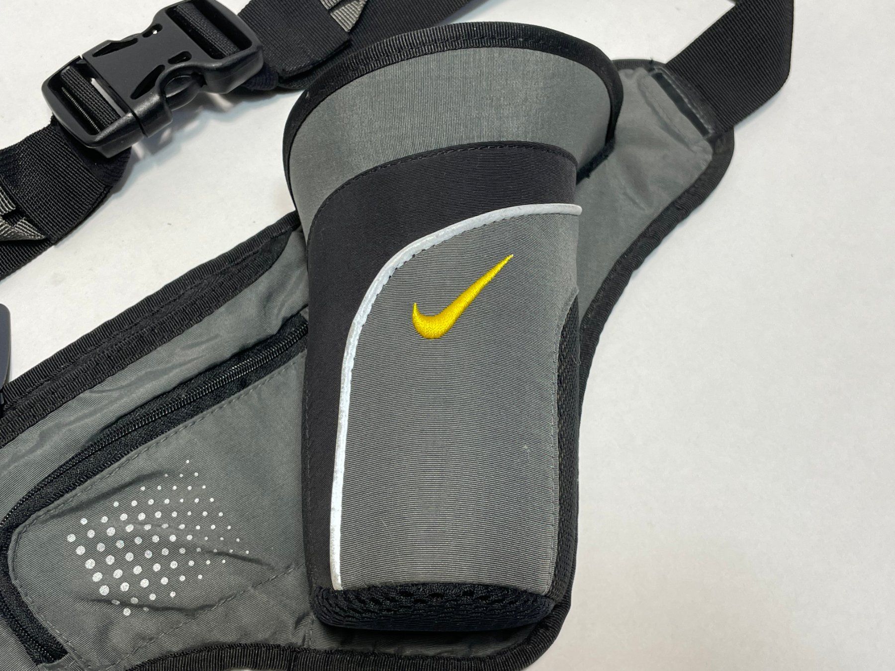 Nike Borse: Vintage Y2K Nike Running Baumtasche – Usato da Zürich venduto da le_souk 2