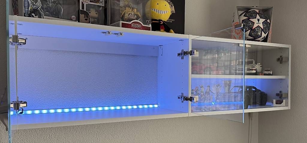 Vetrine: Design-Vitrine mit Glasfront & RGB-Beleuchtung – Usato da Effretikon venduto da Berkeoek