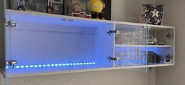 Design-Vitrine mit Glasfront & RGB-Beleuchtung