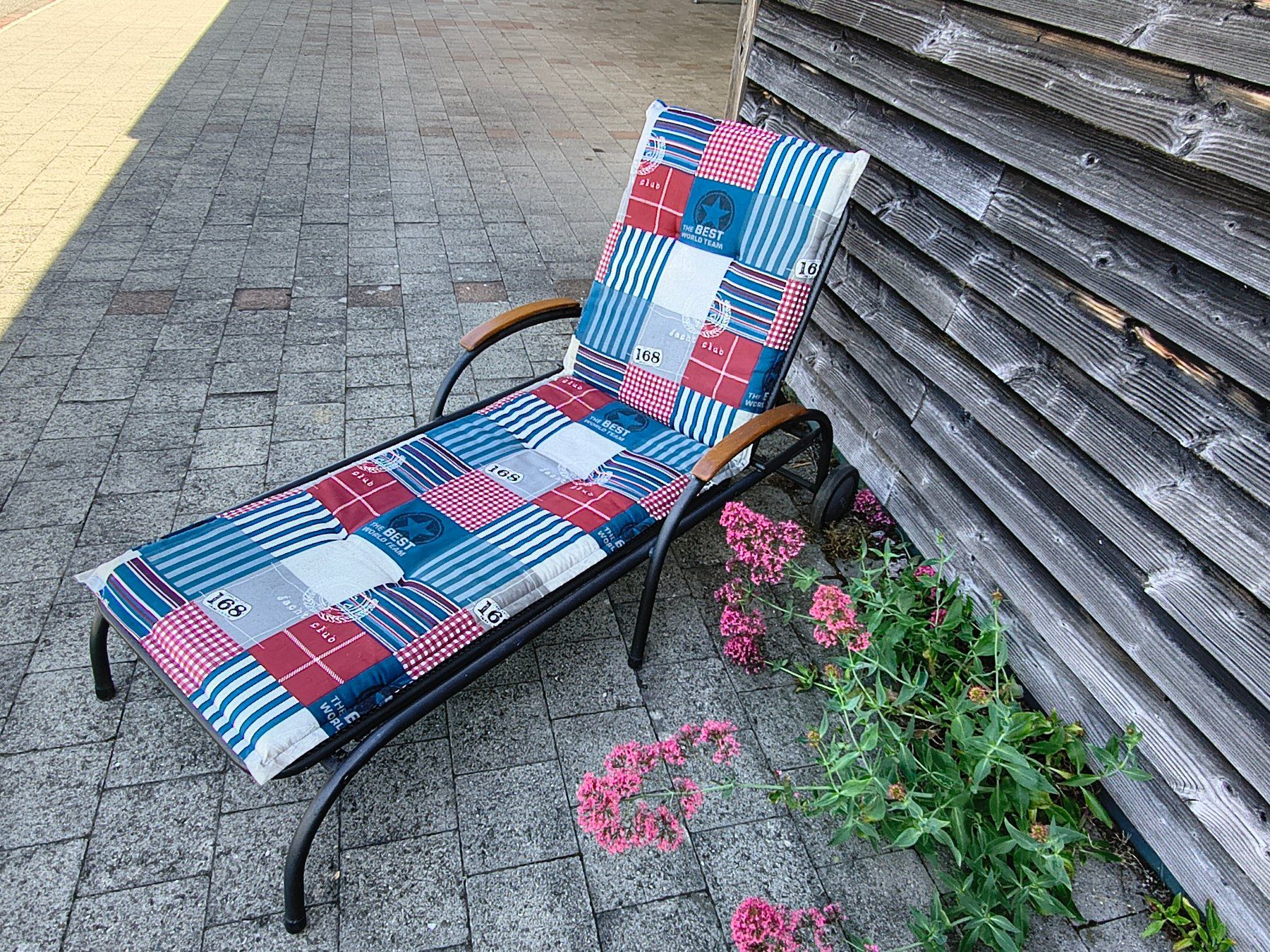 Sedie a sdraio: Liegestuhl mit Patchwork-Polster für den Sommer – Usato da Gebenstorf venduto da Mar-imH25 5