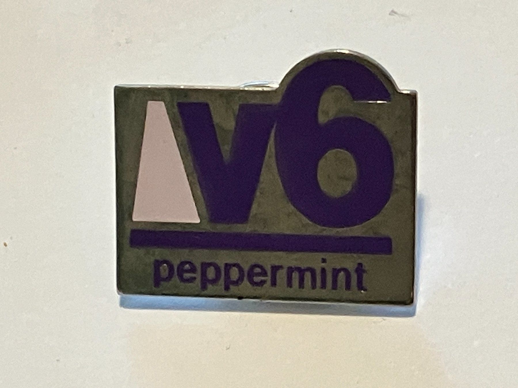 Placchette & Badge: 1 Pin V6 Peppermint – Usato da Basel venduto da djwwpp
