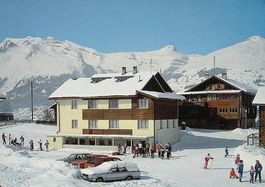 OBERSAXEN-MISANENGA Clubhaus Misanenga - Skifahrer - Auto