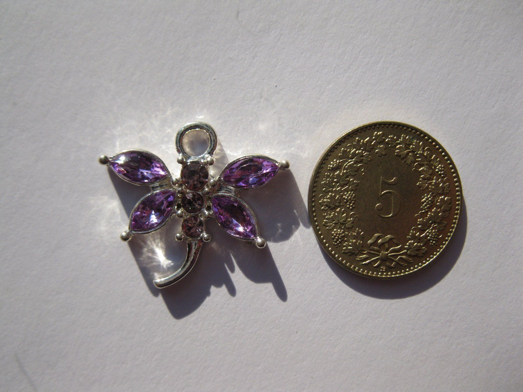 Perle (finte): Anhänger Libelle versilbert mit lila Strass – Nuovo e nell'imballaggio originale da St. Margarethen TG venduto da LuanaKa 2