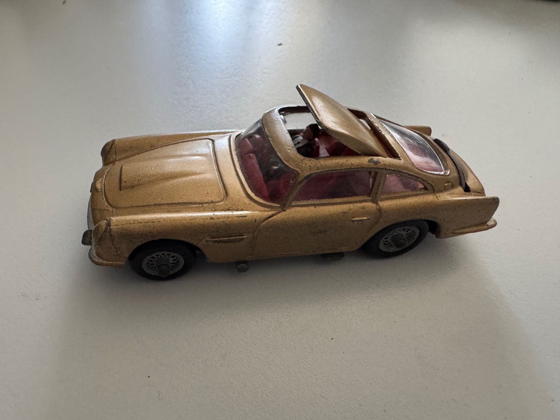 Corgi Toys Modellini d'auto: Aston Martin DB5 – Usato da Court venduto da Cedos 4