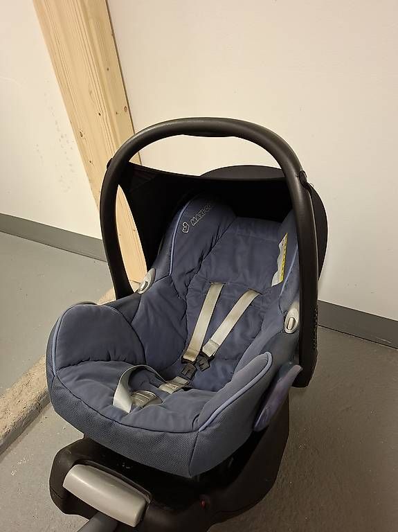 Maxi-Cosi Auto-Kindersitze: Maxicosi inkl. Isofix-Station – Gebraucht aus Unterschächen von MK. 1