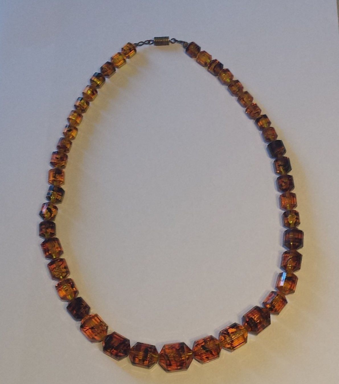 Catenine: Bernstein- farbene Kette Kunststoff 53cm – Usato da Matten b. Interl venduto da EdelsteineInterlaken 2