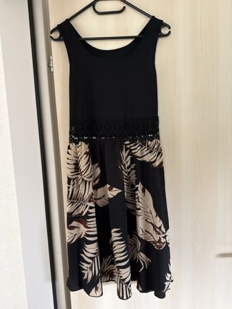 Sommerkleid schwarz mit Blattmuster und Spitzendetail Gr. M