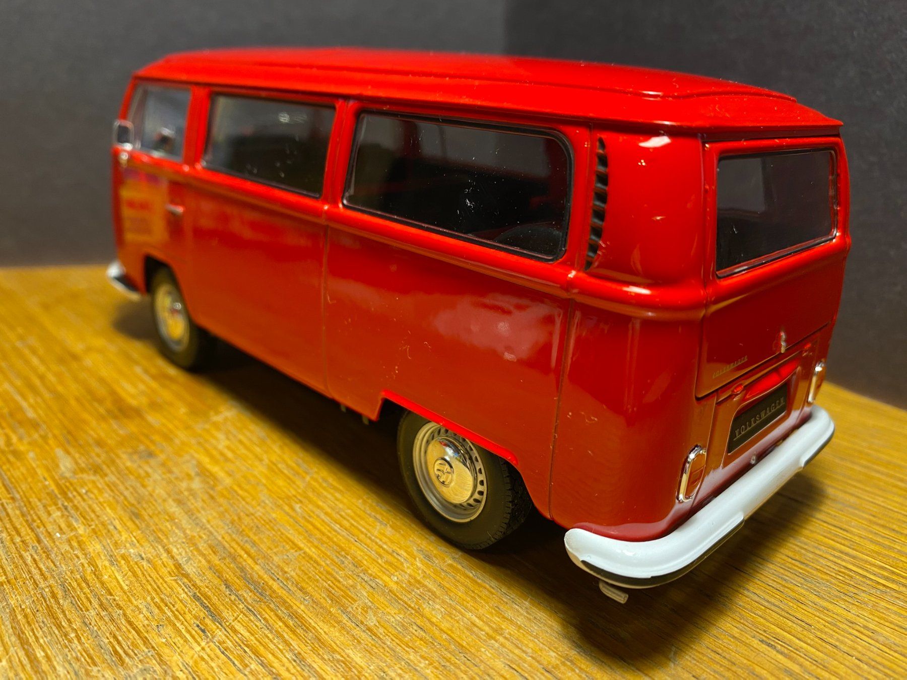Welly Modellini d'auto: VW T2 Bulli - Welly 1:24 – Usato da Spiez venduto da Mlandcruiser 7