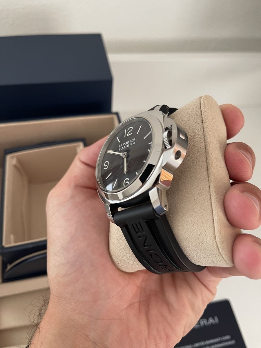 Panerai Uhren: Panerai Luminor Base Logo – Neu und originalverpackt aus Cheyres von Helvetic-Watches 3