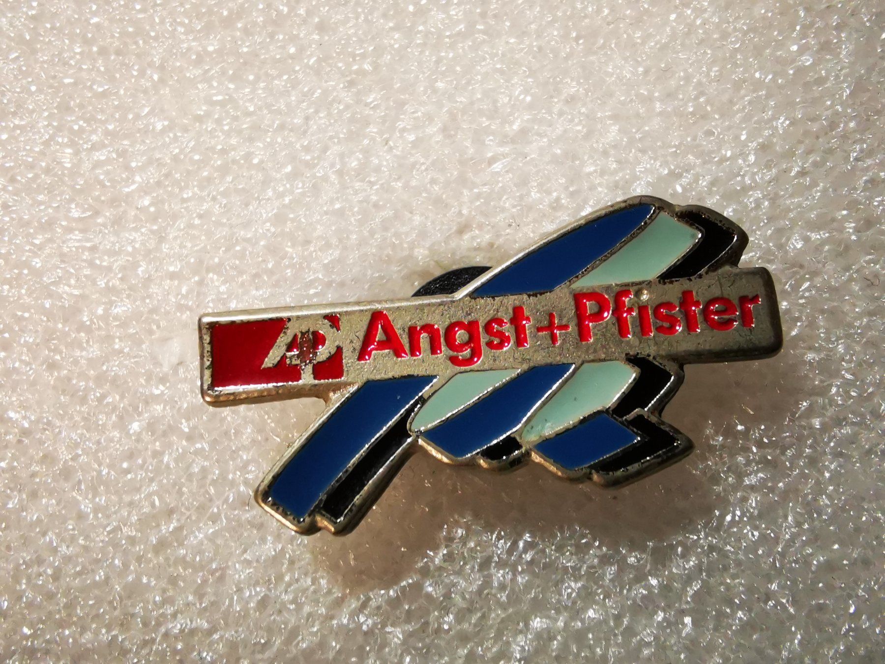 Placchette & Badge: Ansteckpin 6: Angst + Pfister – Usato da Oppligen venduto da Pin-Fall-Shop