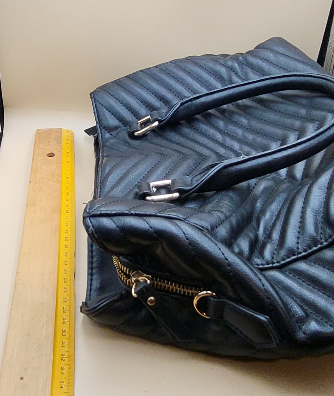 Taschen für Damen: Schwarze Handtasche mit goldener Kette – Gebraucht aus Wald ZH von SwissPawnshop 5