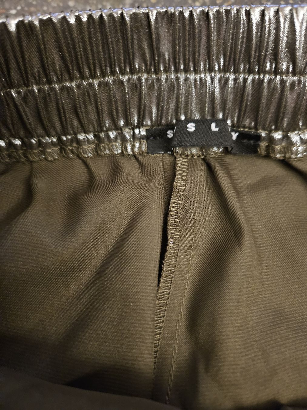 Sisley Pantalons: Hose kurz Gr 40 Gold glänzend  – Neuf (Voir description) à Anwil par tamoos 1