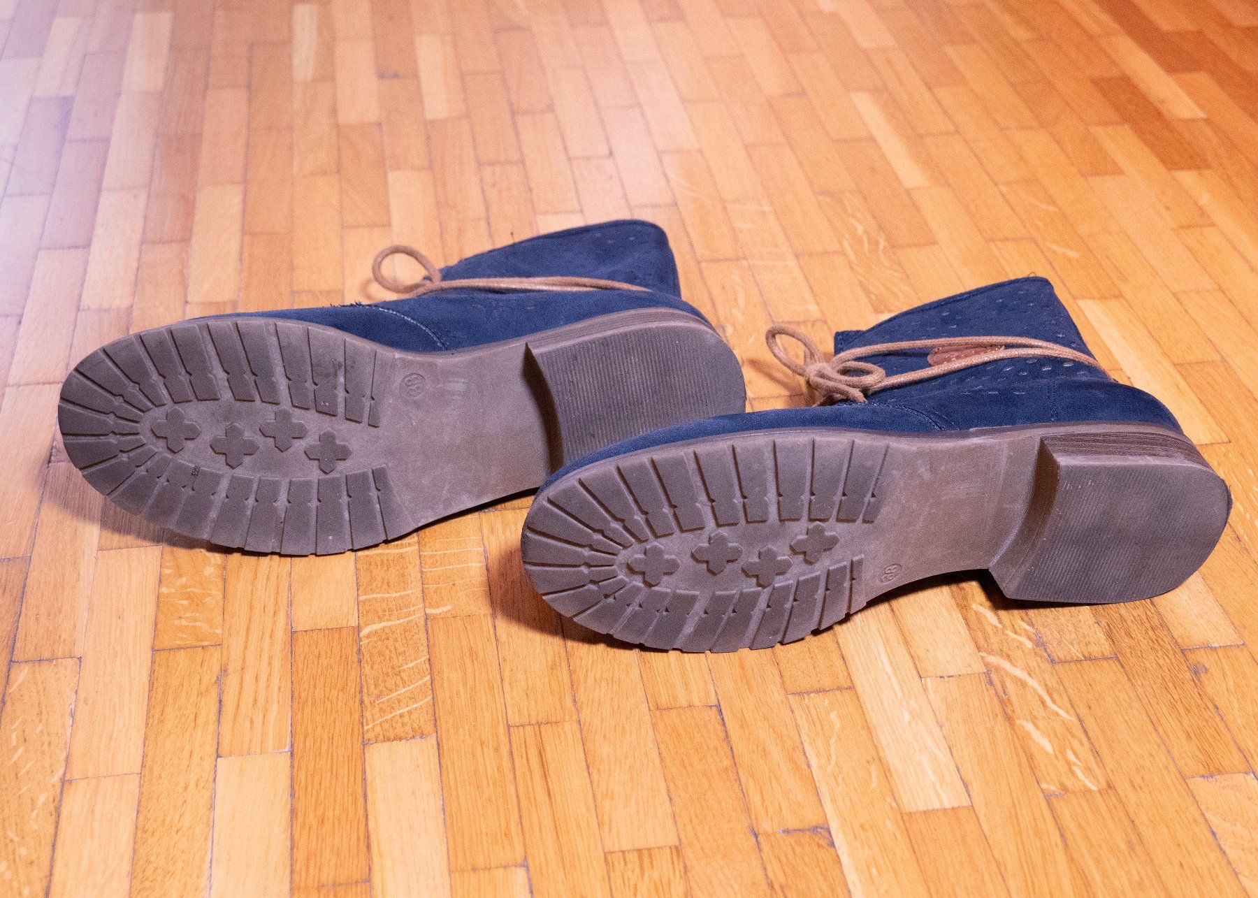 Scarpe da donna: Bottines en daim de la marque Pesar – Usato da Genève venduto da MikhailG 2