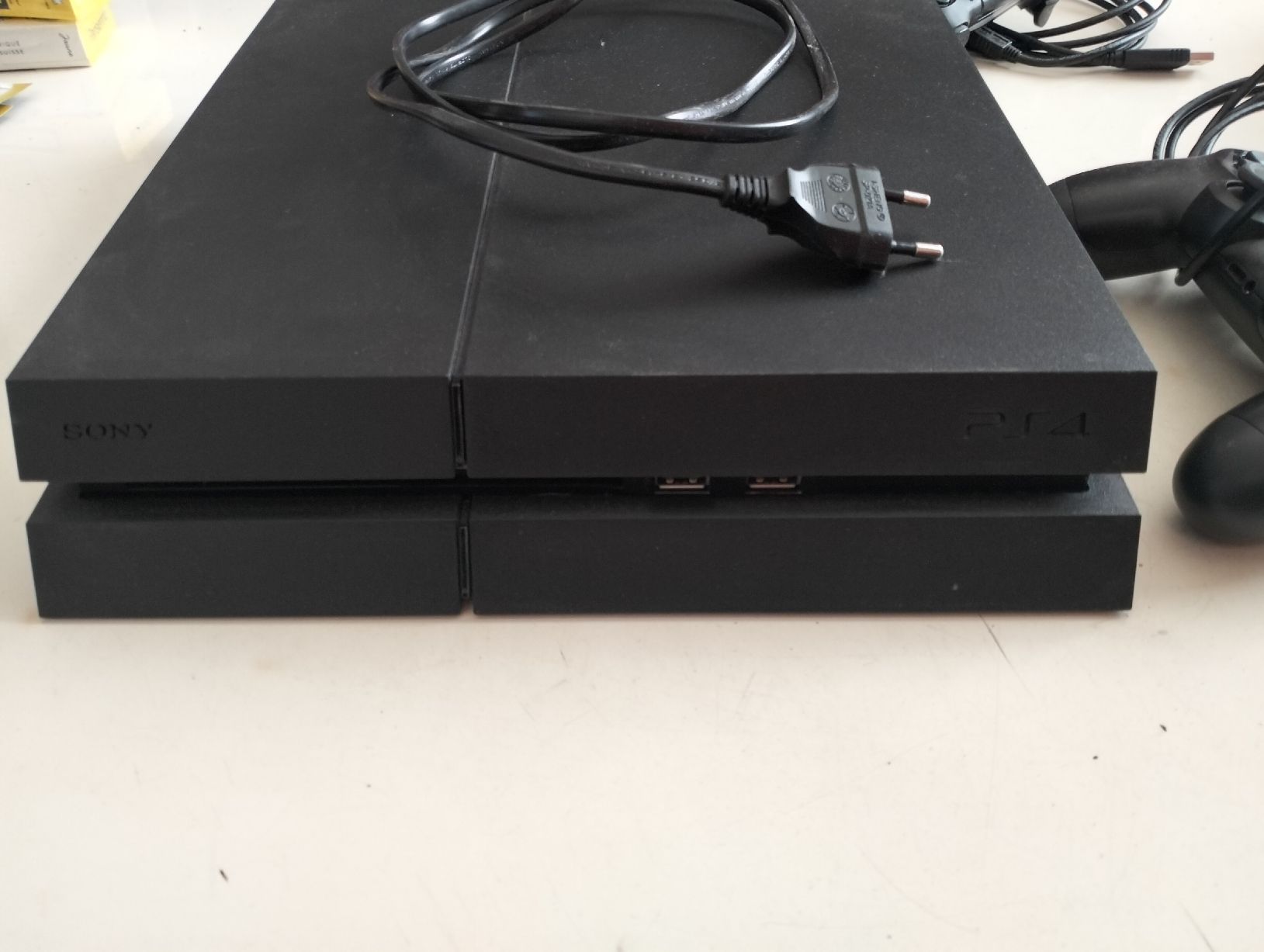 Sony Consoles: Playstation 4 mit 2 Kontroller und 6 Spiele – D'occasion à Ossingen par Challenger74 1