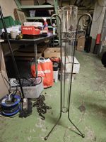 Stilvolle Bodenvase mit Glaszylinder, Metallgestell  (S)