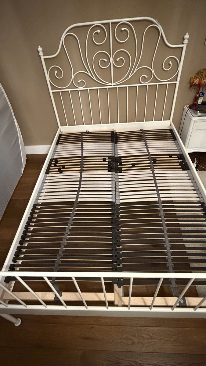 Metallbett weiss 140x200 cm inkl. Lattenrost (Gebraucht) in Luzern für CHF 49 – nur Abholung auf Ricardo kaufen