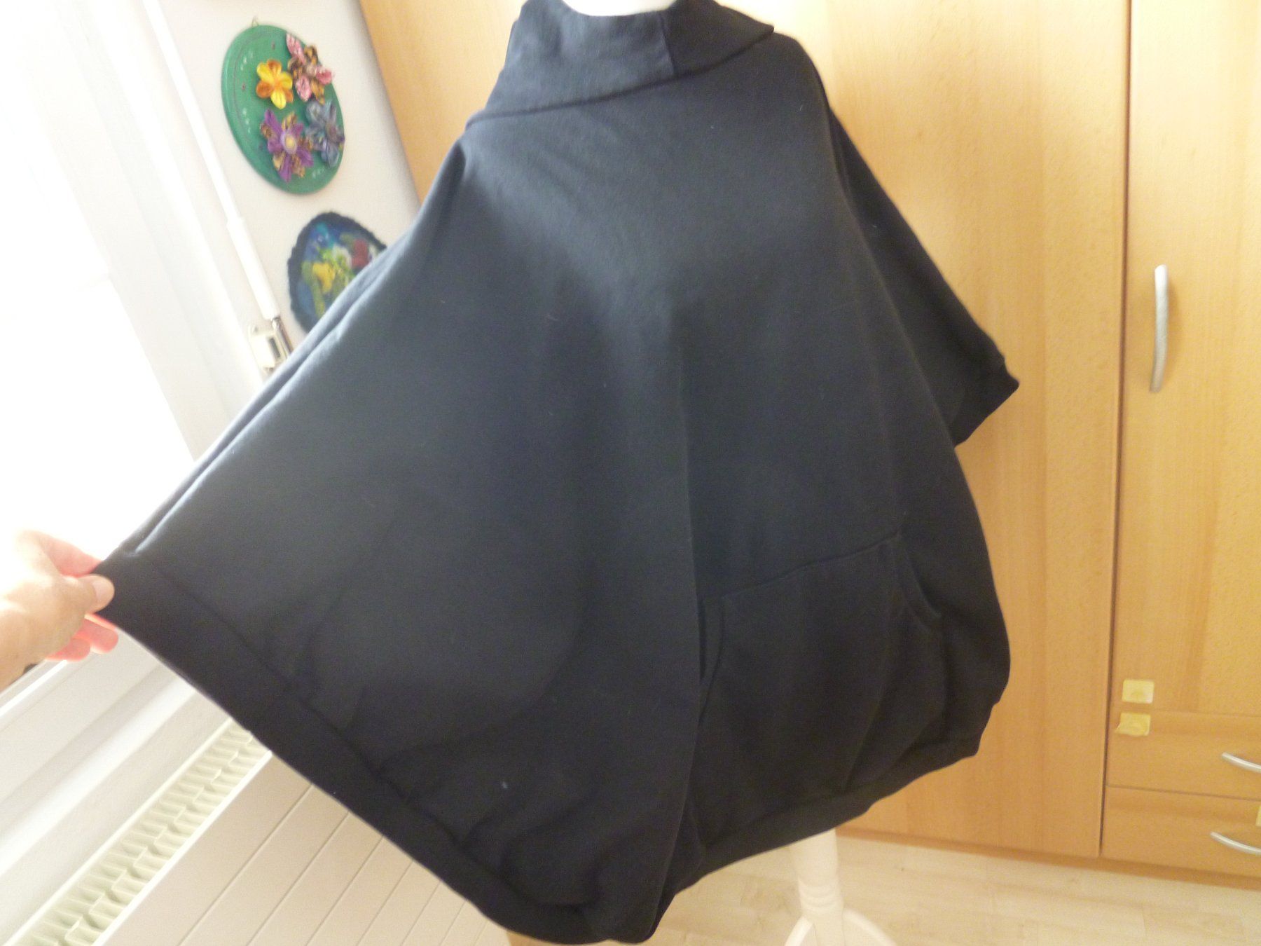 Altro in  Abbigliamento & Accessori: schwarzer onesize Kapuzen-Poncho /  Cape – Usato da Dättlikon venduto da Mamakuga 2