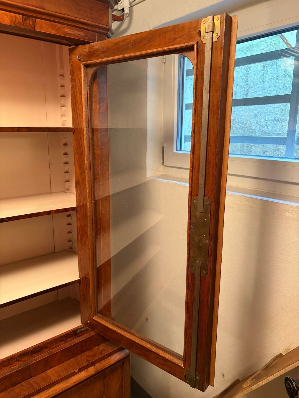 Vitrinen: Antike Kommode mit aufgesetzter Vitrine – Gebraucht aus St.Gallen von SonnigeSchwende 2