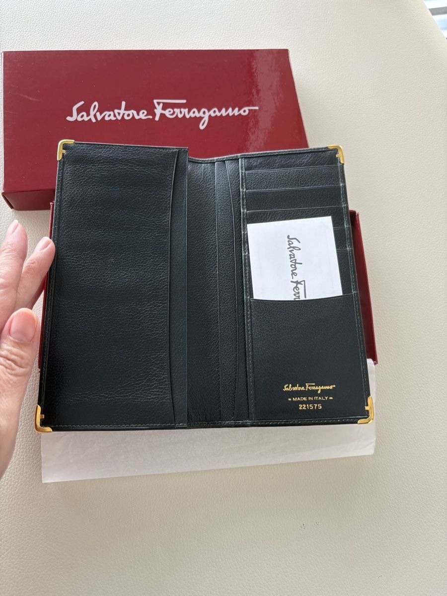 Salvatore Ferragamo Portafogli: Salvatore Ferragamo wallet ,original ,new ,leather – Nuovo (secondo la descrizione) da Lausanne venduto da oyu_hgg5