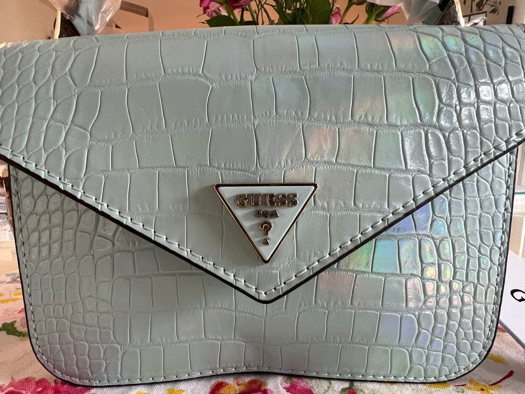 Guess Taschen für Damen: Guess mini Bag in blue Ice Neuwertig – Neu und originalverpackt aus zürich von Mielles 1