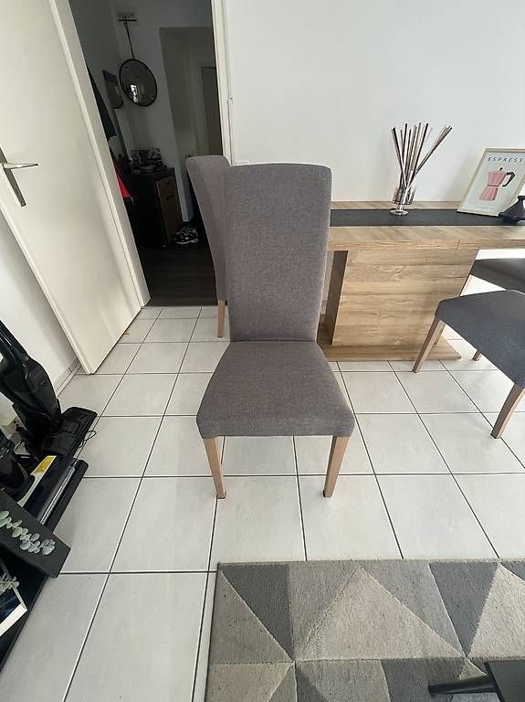 Tavoli: À vendre va table extensible avec 4 chaises CHF 180 / CHF 30 – Usato da Échandens venduto da and_9xq5 1
