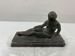 Gips-Statue Aktbild liegende Frau von Richard Petraschke