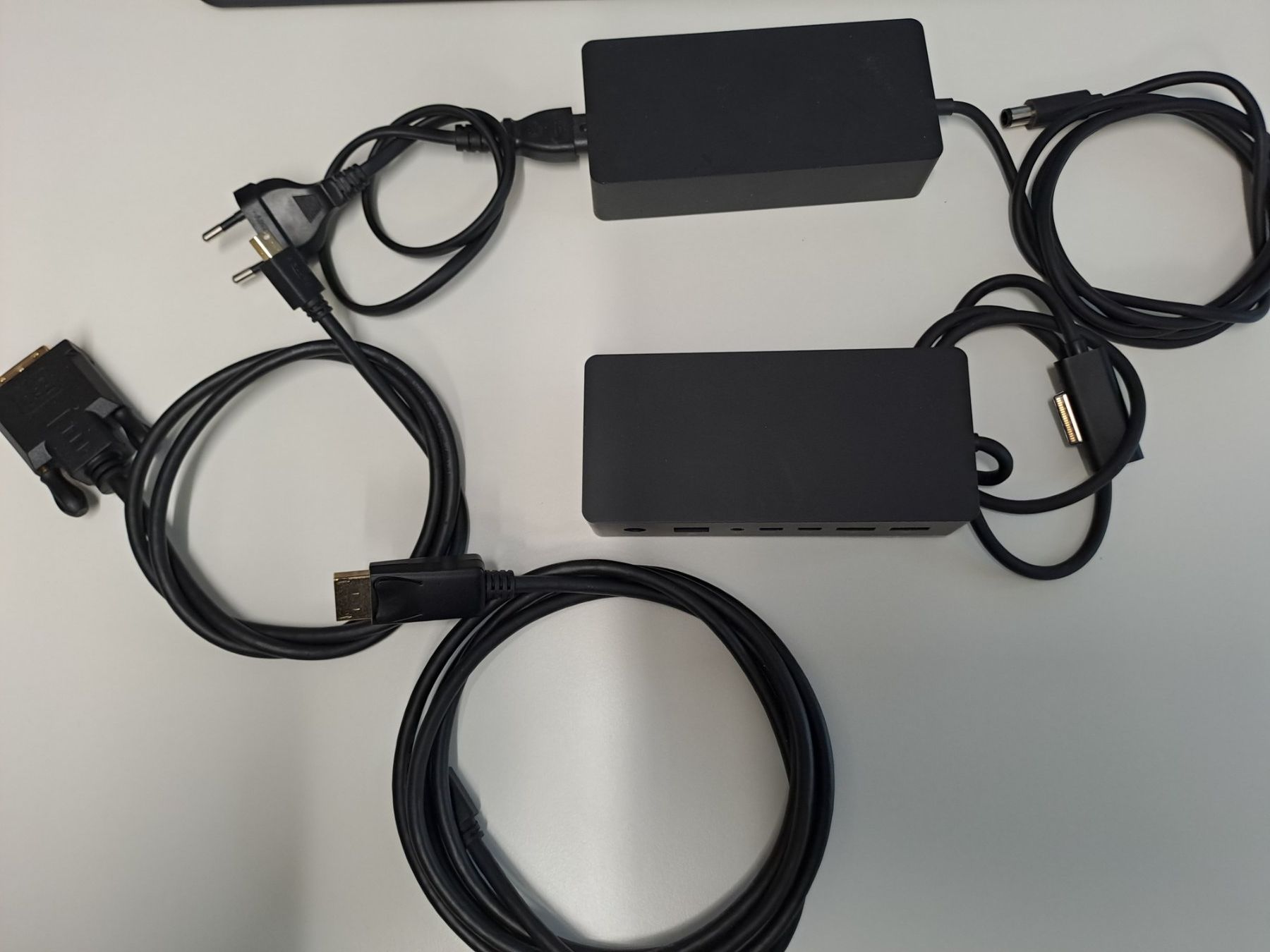 Microsoft Dockingstation: Microsoft Surface Docking Station + 2 x Anschlusskabel – Gebraucht aus Sachseln von Grogettli