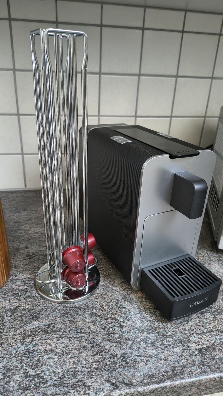 Delizio Macchine per caffè & Macchine per espresso: Delizio Kaffeemaschine mit Kapselständer schwarz silber – Usato da Künten venduto da Momi29 1