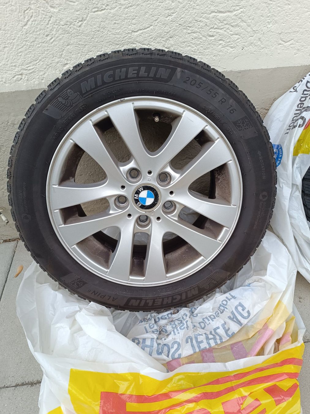 BMW Pneumatici & Ruote complete: 4x BMW 3er E90 E91 E92 16" Alufelgen mit Winterreifen – Usato da Zürich venduto da Speedboat 1