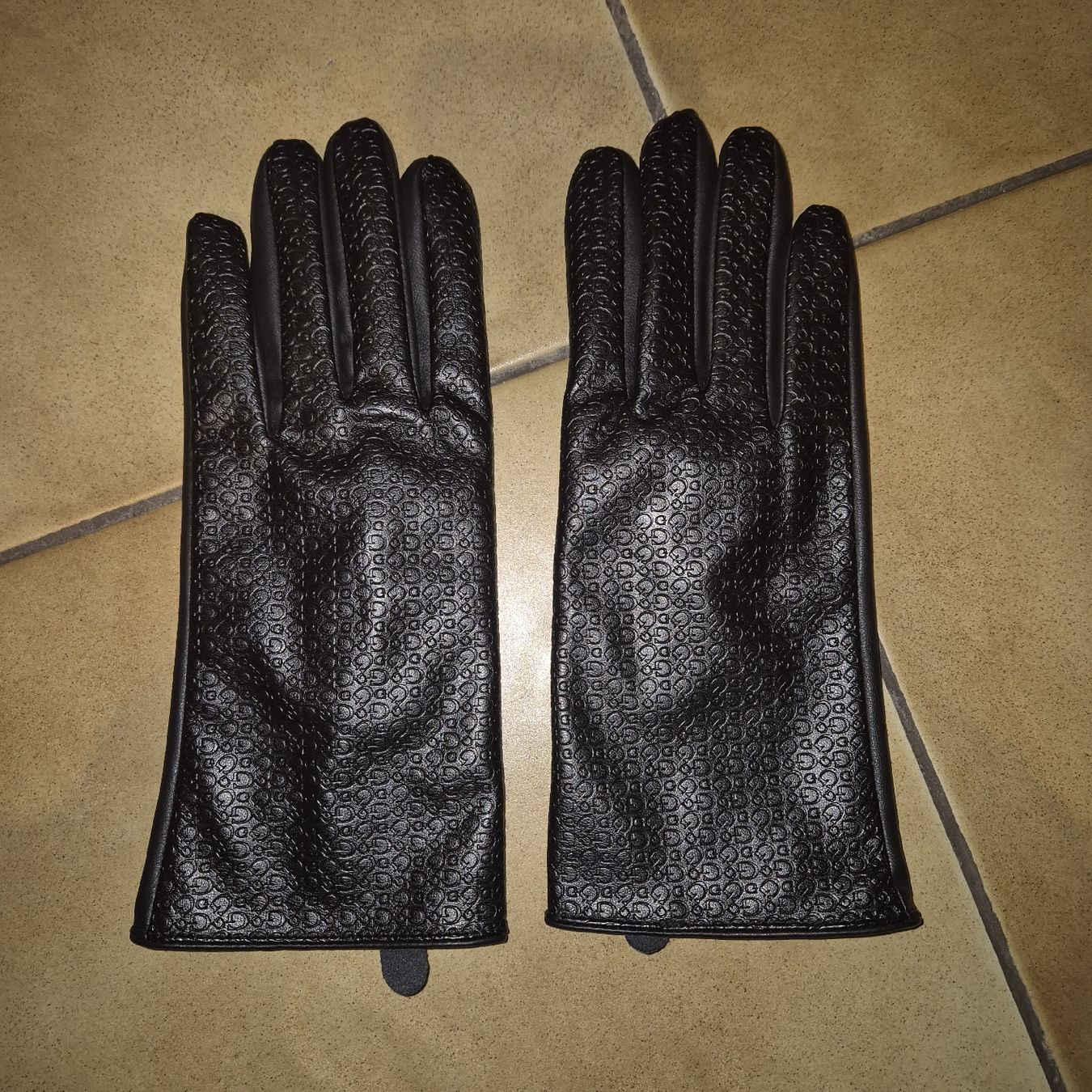 Guess Guanti & manicotti: Guanti Guess - taglia M – Nuovo (secondo la descrizione) da Rancate venduto da sarah357