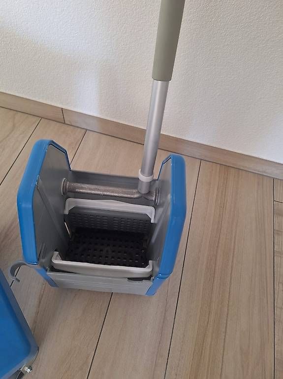 Autres articles pour la maison: Wischmopp-Eimer mit Auswringpresse  Blau/Grau – D'occasion à Vilters par leco01 4