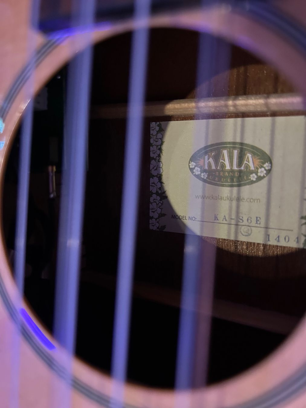 Strumenti musicali: Kala KA S6 EQ 6-String Tenor Ukulele – Usato da Zürich venduto da ecwashere 2