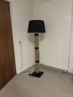 Stehlampe Treibholz mit schwarzem Schirm
