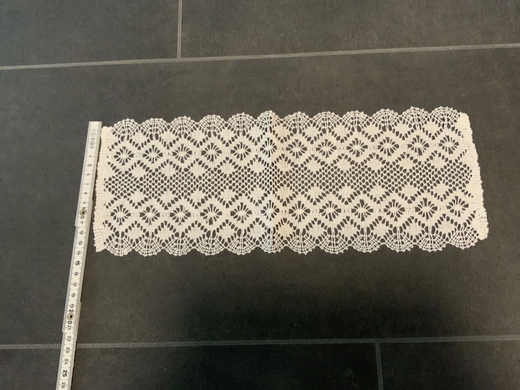 Tessuti: Vintage Spitzenbordüre, ca. 38 cm lang, – Usato da St.Pantaleon venduto da wys_9wdz 1