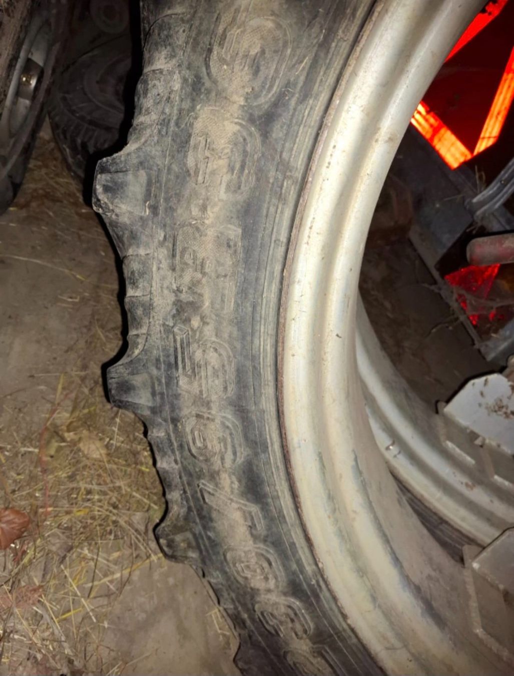 Taurus Pneus & Roues: Traktor Doppelrad 230/95 R36 – D'occasion à Beinwil SO par bas_dgy2 1