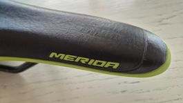 Fahrradsattel Merida mit Klemme schwarz-gruen guter Zustand