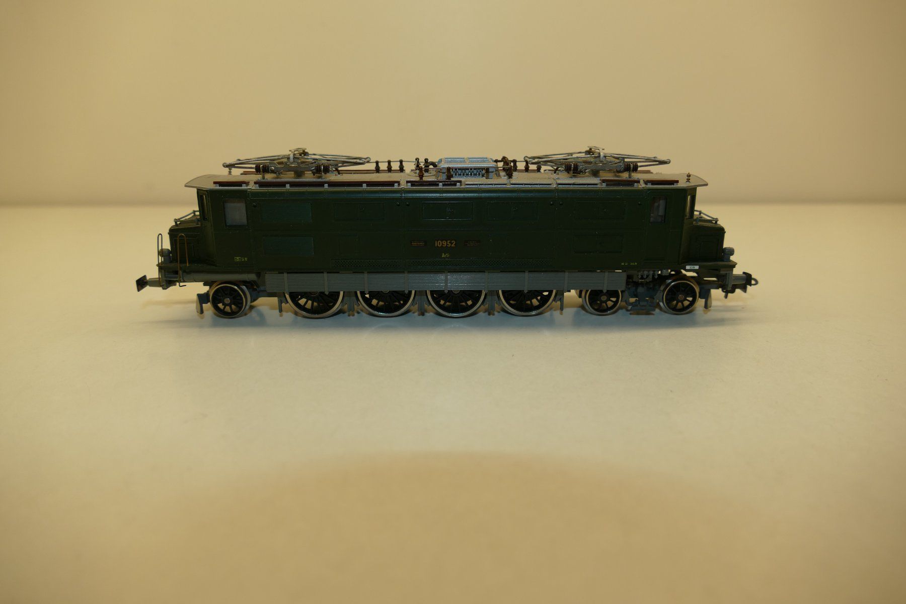 Liliput Modellini di ferrovie: Liliput H0: SBB Elektrolok Ae 4/7 – Usato da Niederhasli venduto da rail-duerst 1