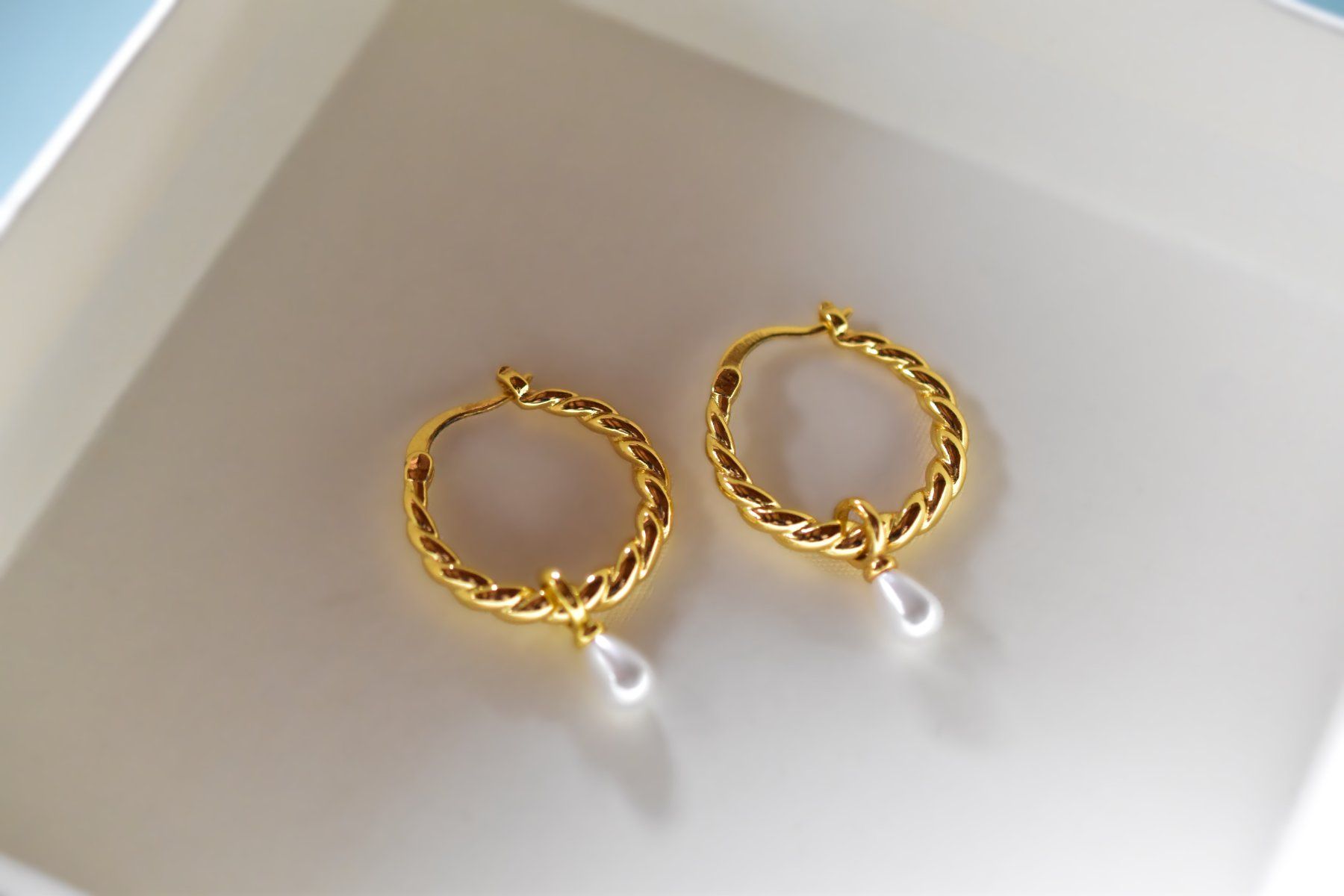 Orecchini pendenti & Orecchini a lobo: Goldene Creolen, Ohrringe mit Perle – Nuovo e nell'imballaggio originale da Laufen venduto da flowerfan
