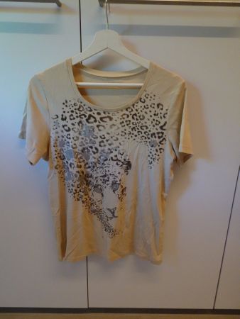 Beiges T'Shirt mit Leomotiv ca Gr. M/L - M385