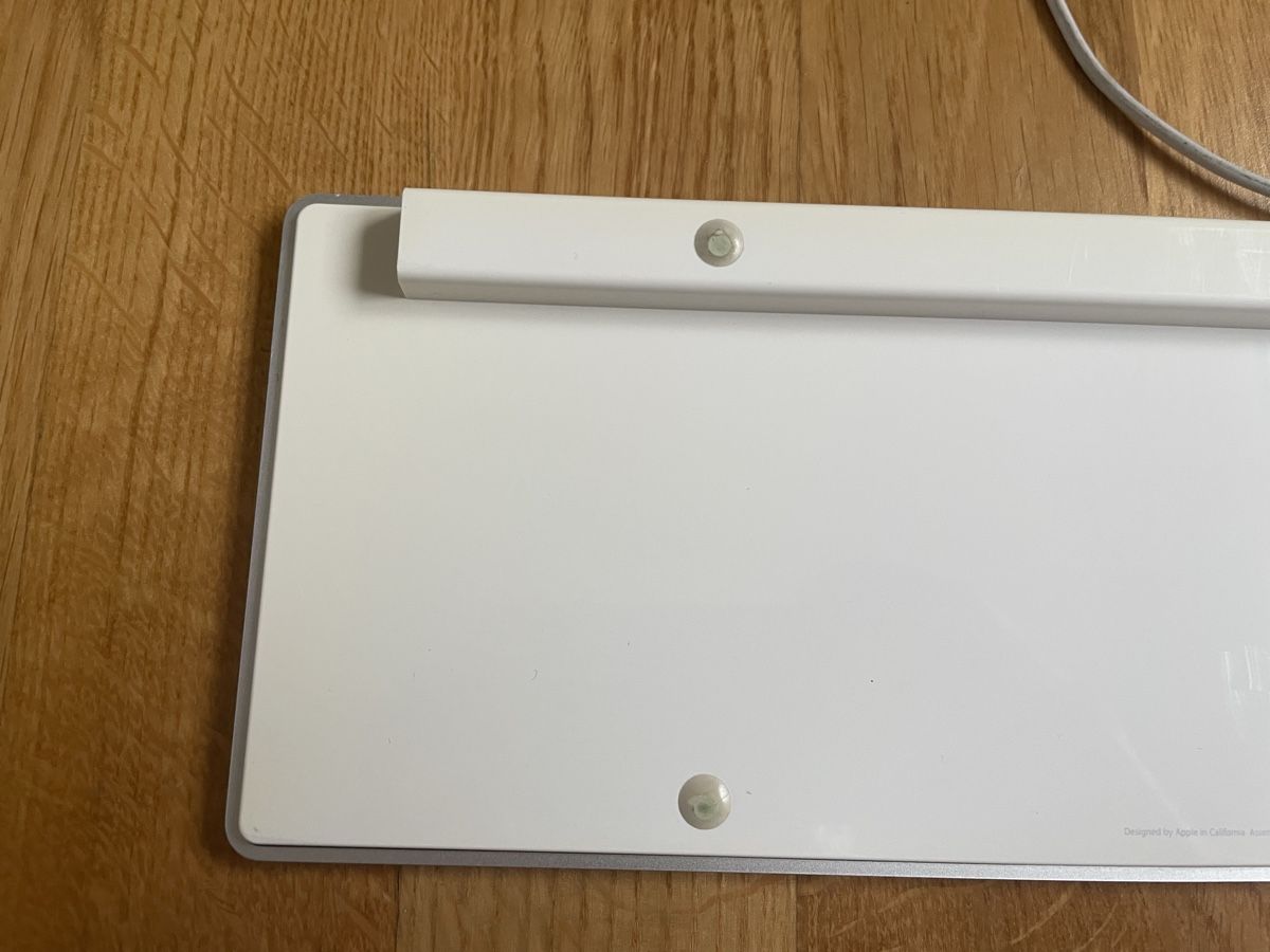Apple Tastaturen: Apple Mac Tastatur Keyboard Model A1243 CH Layout – Gebraucht aus Oberkirch LU von obsven 4