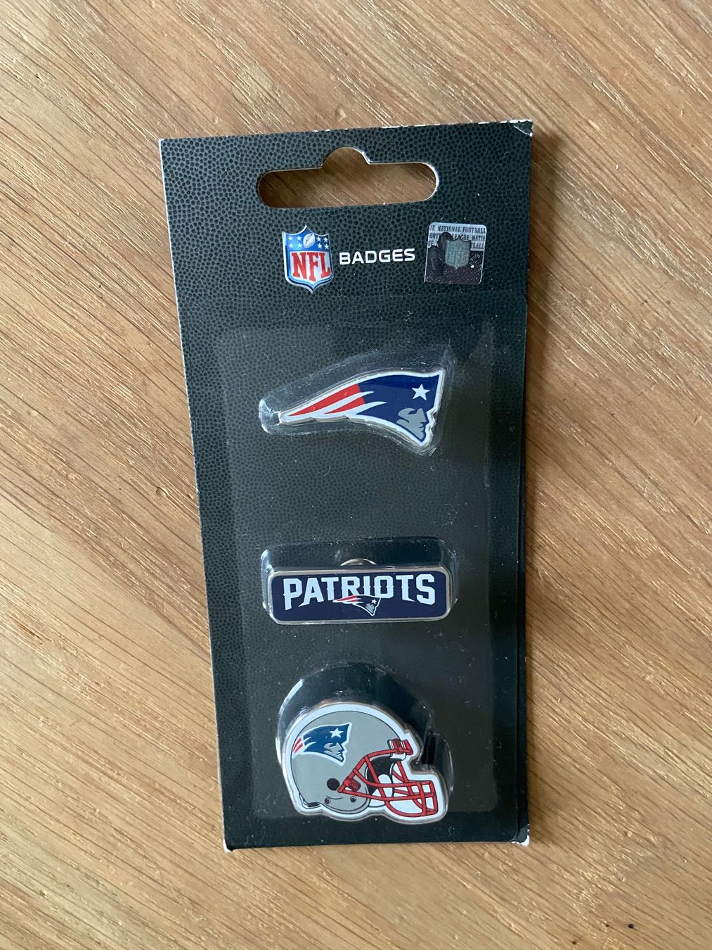 Plaketten & Abzeichen: New England Patriots Pin Set – Neu und originalverpackt aus Muttenz von US_Sport_Schweiz