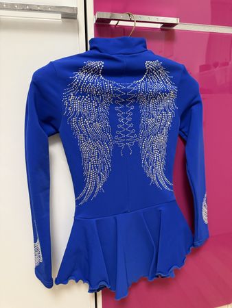 Eiskunstlaufkleid blau mit Strassflügeln, ca. 8 Jahre