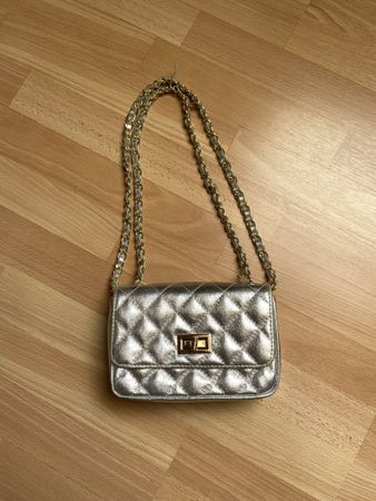 Petit sac à main argenté, cuir véritable argenté matelassé 