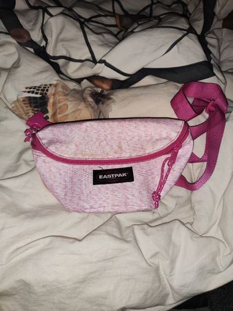 Sac banane Eastpak rose, parfait pour l'été!